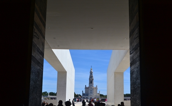 De oude kerk vanuit de nieuwe