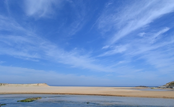 Prachtige luchten boven het strand